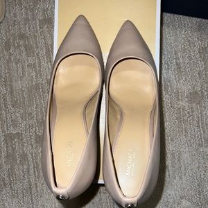 MICHAEL KORS DOROTHY POINTED FLEX PUMP TAN/Brown - Size US 9.5